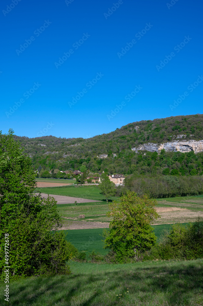 Paysage de printemps aux environs du village de Vernas dans le déprtement de l'Isère
