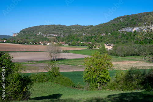 Paysage de printemps aux environs du village de Vernas dans le déprtement de l'Isère photo