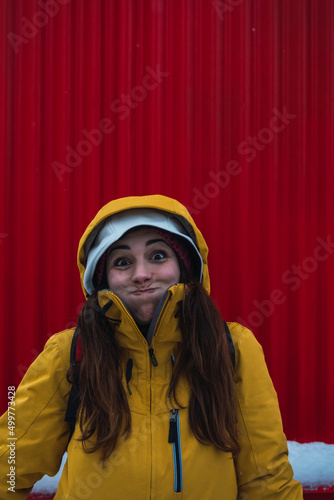 Obraz na płótnie woman facial expression with red background w salonie