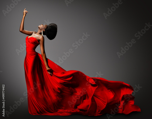 Fotobehang Fashion African Woman in Silk Dress dancing
