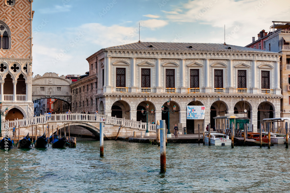Venezia..Ponte Paglia tra Palazzo Ducale e il Palazzo delle Prigioni sul Canal grande