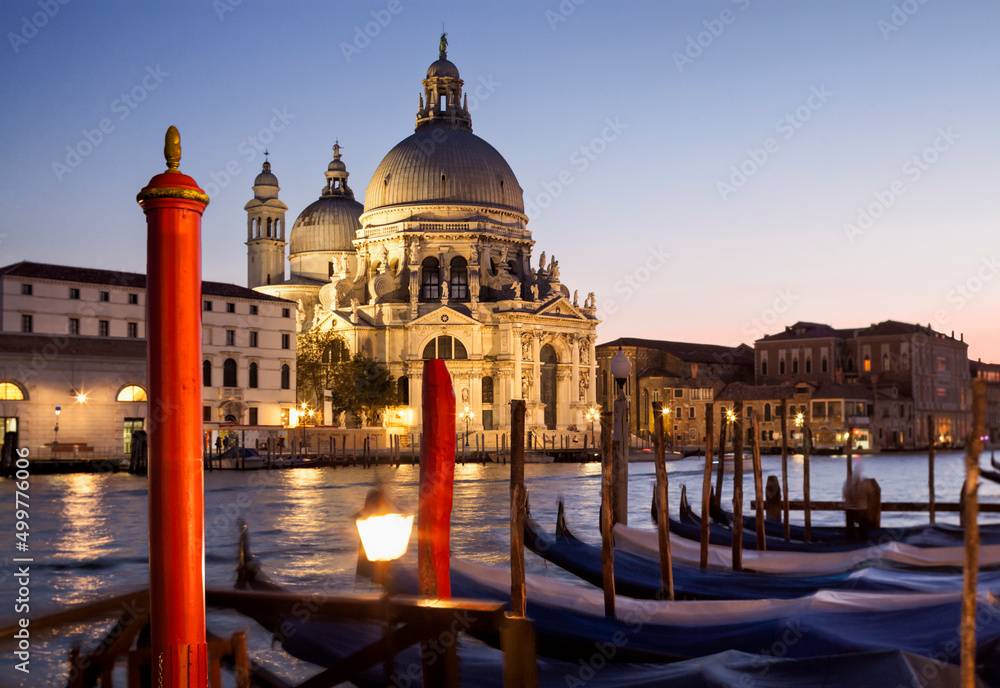 Venezia. Gondole al Canal Grande sullo sfondo della basilica di Santa Maria della Salute al crepuscolo