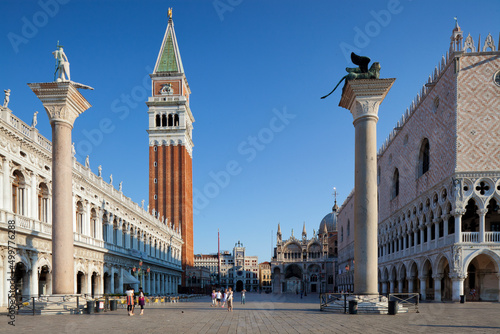 Fotografia Venezia. St Mark's Piazzetta with columns of Mark and Todaro