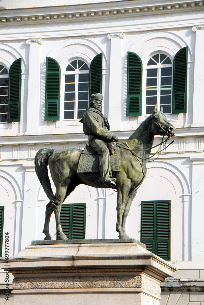Ville de Gênes, ses façades colorées, porches, sculptures, fontaines, Italie