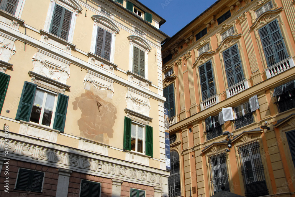 Ville de Gênes, ses façades colorées, sculptures et drapeaux, Italie 
