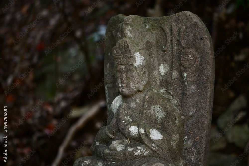 観音様。日本の宗教的彫像。