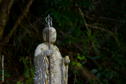 森の中のお地蔵様。アジア、日本の宗教的な彫像。