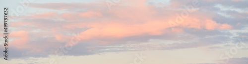 Foto Clear blue sky with glowing pink and golden clouds after the storm