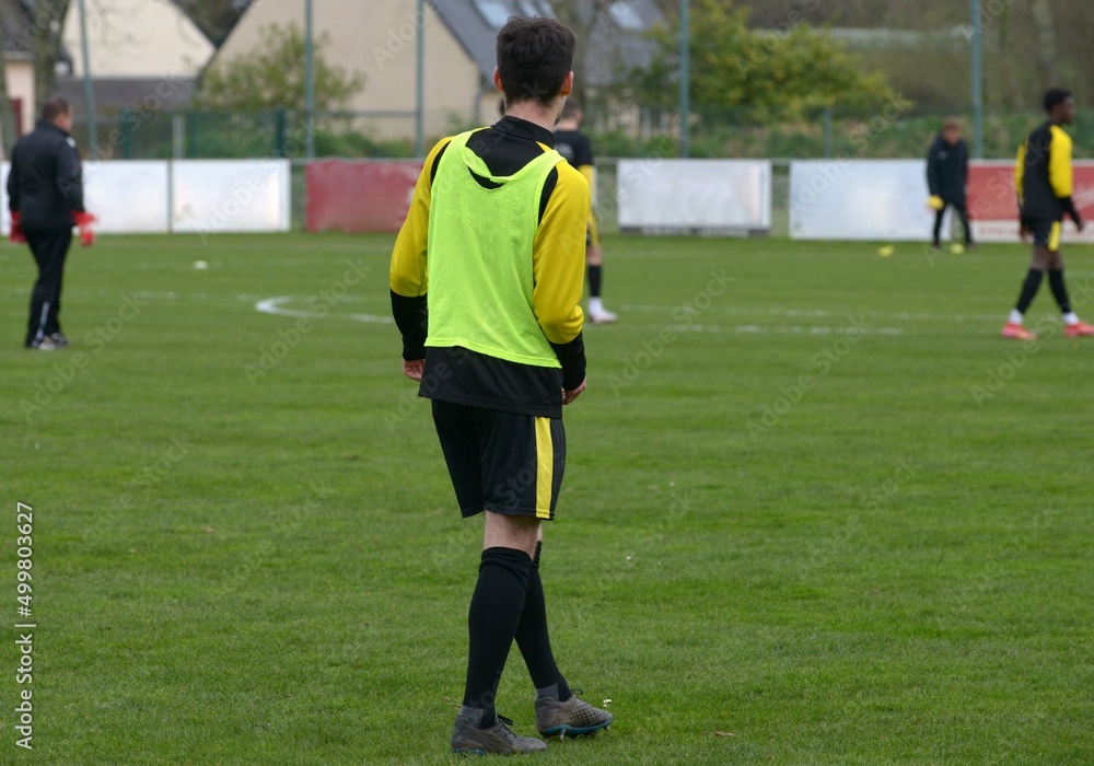 Fototapeta premium le footballeur en entrainement avant le coup d'envoi du match 