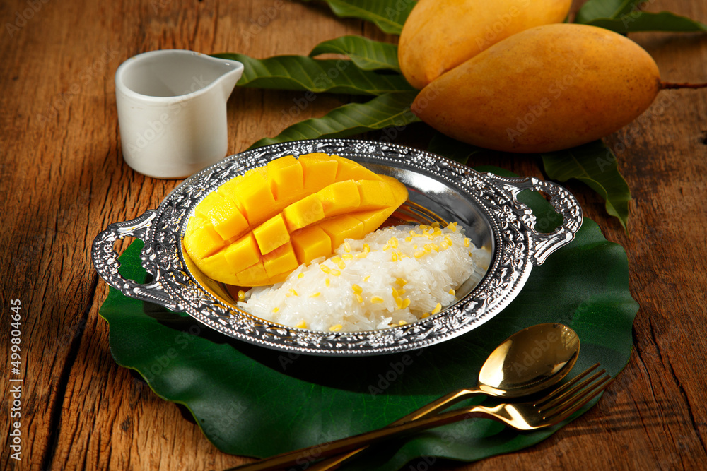 Mango sticky rice (Kwao Neaw Ma-Moung) on wooden table and decoration with Thai style, popular Thai tradition dessert dish