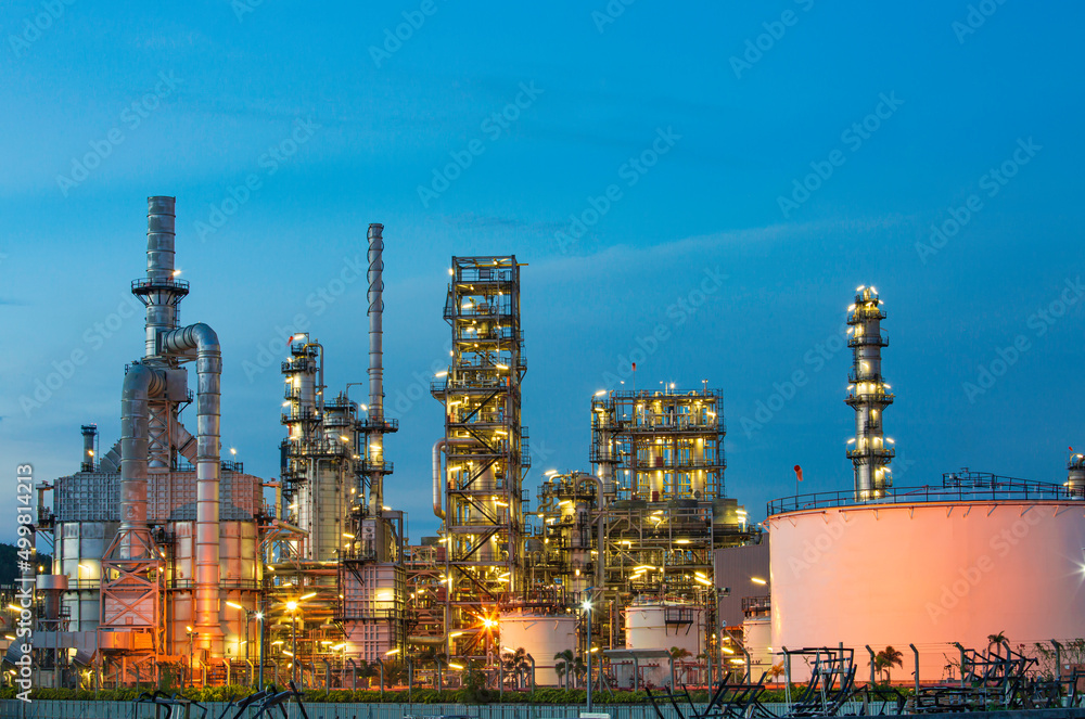 Obraz premium Oil​ refinery​ and​ plant and tower column of Petrochemistry industry in oil​ and​ gas​ ​industrial with​ cloud​ blue​ ​sky the morning