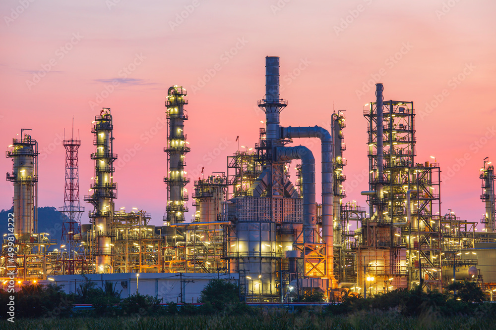 Obraz premium Oil​ refinery​ and​ plant and tower column of Petrochemistry industry in oil​ and​ gas​ ​industrial with​ cloud​ red sky