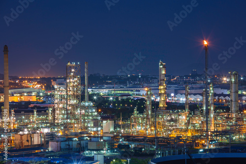 Scene of refinery plant and tower column of evening​ sunset Petrochemistry industry © chitsanupong