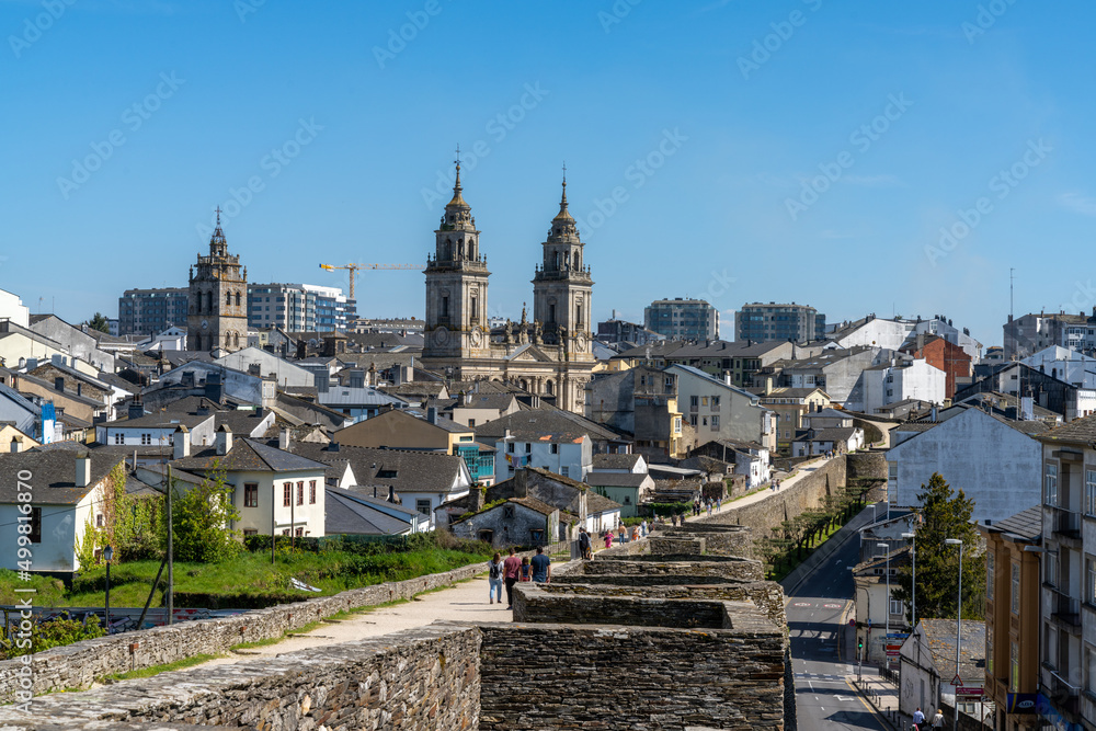 Obraz premium view of the Lugo cathedral and Roman city walls and ramparts