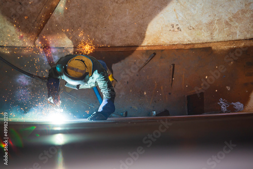 Fotografía Top view Gouging welding spark fire industrial welder wear safety protective mas