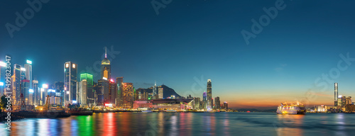 Canvas Print Panorama of Victoria Harbor in Hong Kong at dusk