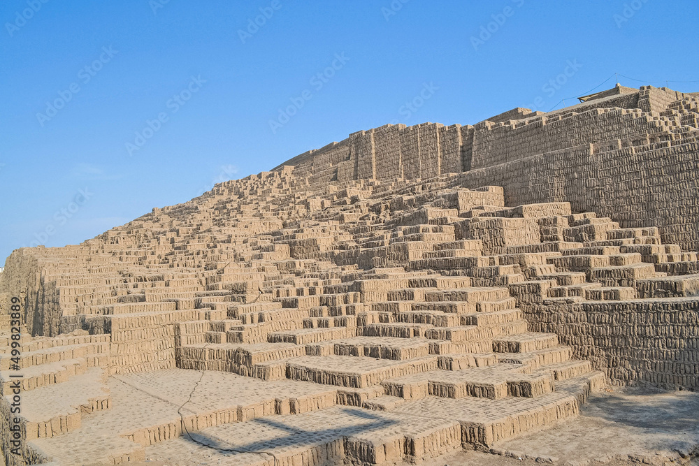 Huaca Pucllana es un sitio arqueológico perteneciente a la cultura Lima, del periodo de los desarrollos regionales, ubicado en el distrito de Miraflores, provincia de Lima, Perú