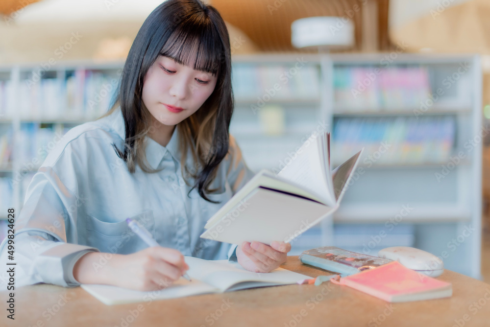 図書館でのひととき 図書館でのひととき