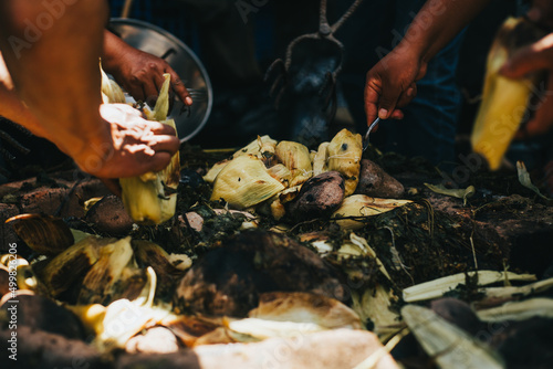 Humitas recién sacadas del horno de pachamanca. Concepto de comida tradicional de Perú.