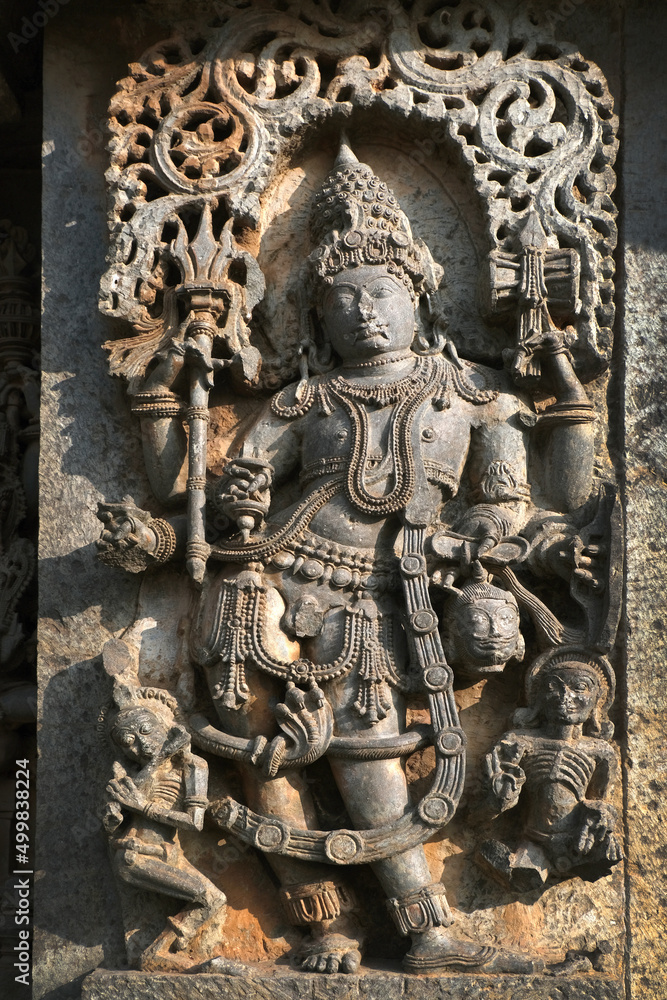 Obraz premium Hoysaleswara Temple sculpture work Halebidu Karnataka India, 12th-century Hindu temple dedicated to Shiva, It is the largest monument in Halebidu, the former Hoysala capital.