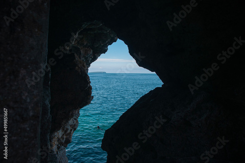 Cave into the bay, Grotto Tobermory