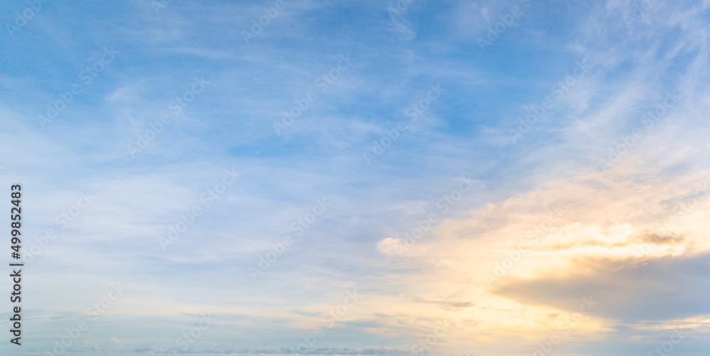 Obraz premium Beautiful bright sky background
