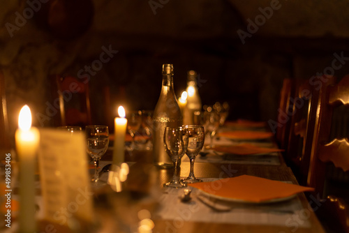 Table de diner éclairé avec des bougies