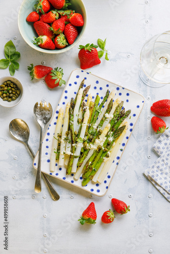 Grüner und weißer Spargel auf dem Teller. Leckere und gesunde regionale gemüse