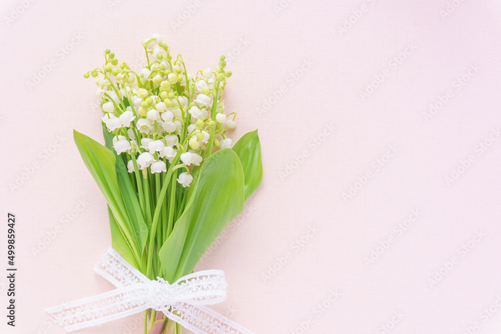 Naklejka premium スズランのブーケ ピンク背景