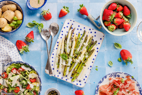 Grüner und weißer Spargel auf dem Teller. Leckere und gesunde regionale gemüse