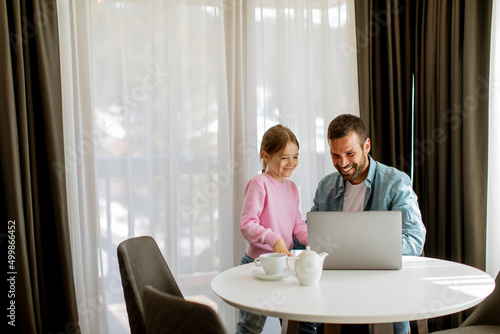 Father and daughter using l...