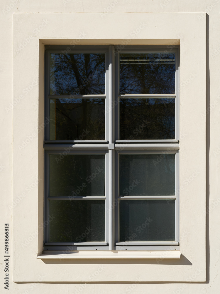 Fototapeta premium einzelnes Fenster eines alten sanierten Hauses in der Altstadt von Wittenberg