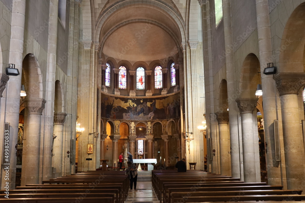 L'église Saint Louis, construite au 19eme siecle et de style néo roman, intérieur de l'église, ville de Vichy, département de l'Allier, France