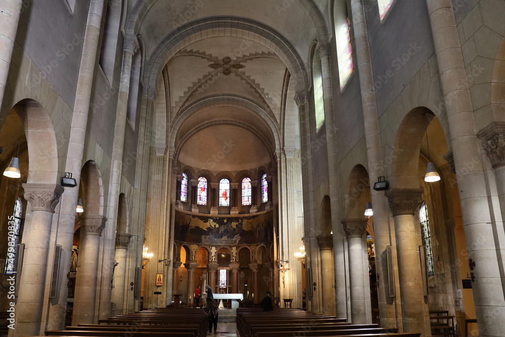 L'église Saint Louis, construite au 19eme siecle et de style néo roman, intérieur de l'église, ville de Vichy, département de l'Allier, France