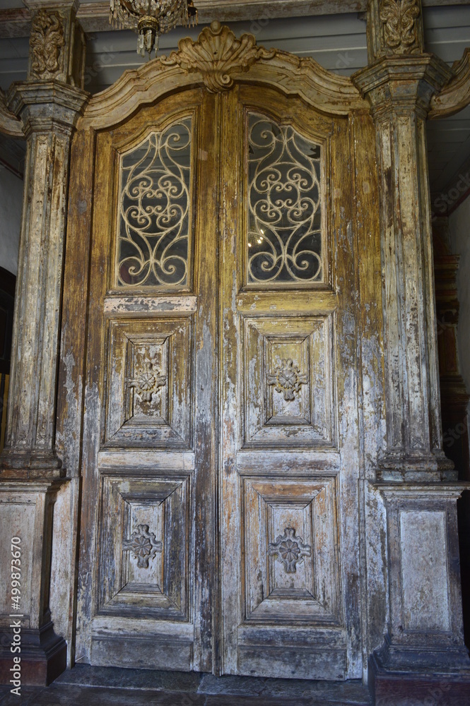 Porta corta vento de igreja histórica de Ouro Preto