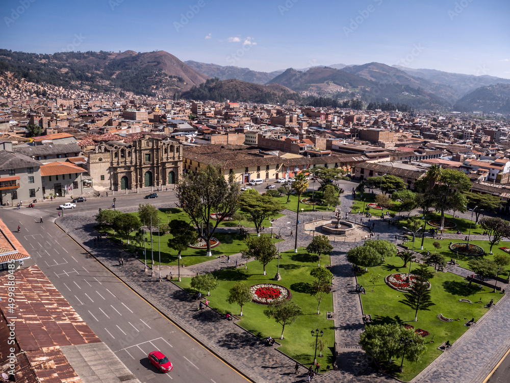 Φωτογραφία Cajamarca, Peru: Aerial view of the main square park of the city