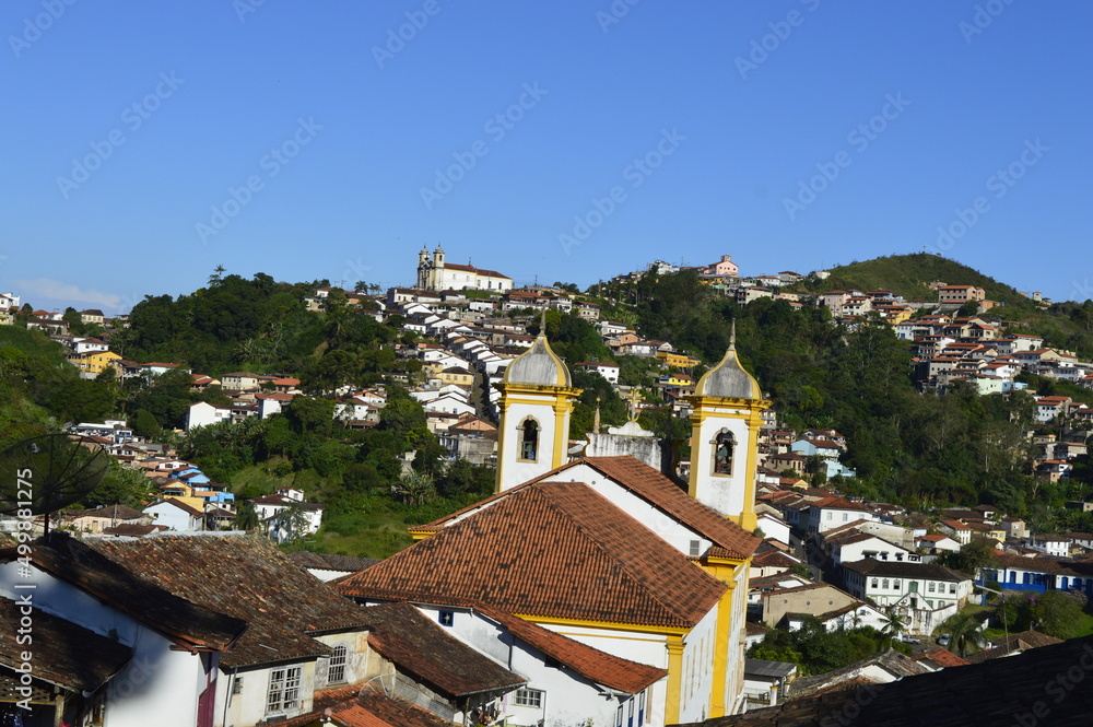 Vista da cidade de Ouro Preto e suas igrejas
