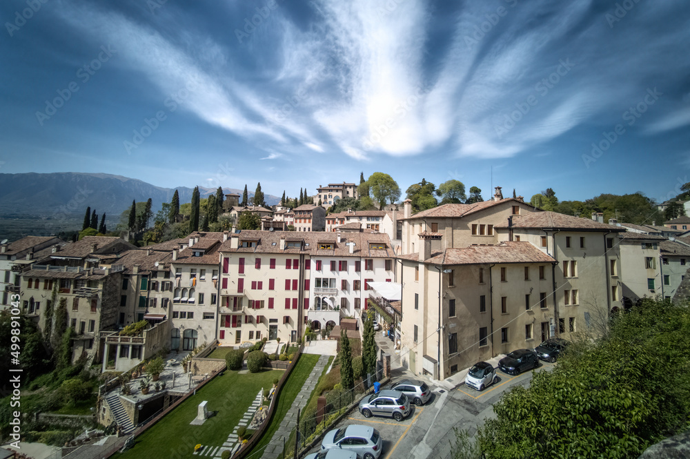 Fototapeta premium Asolo la città dei 100 orizzonti, panorama con le montagne in una bella giornata