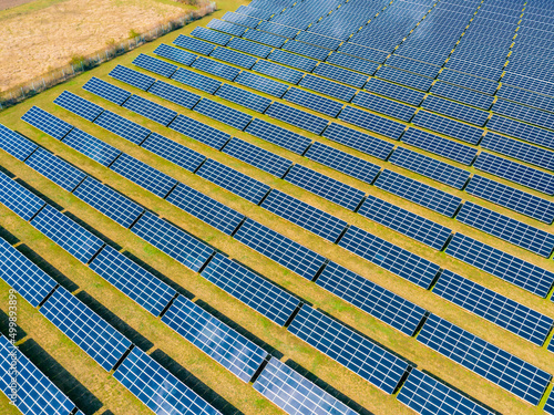 Landwirtschaft neben einer Photovoltaik Freiflächenanlage im ländlichen Deutschland
