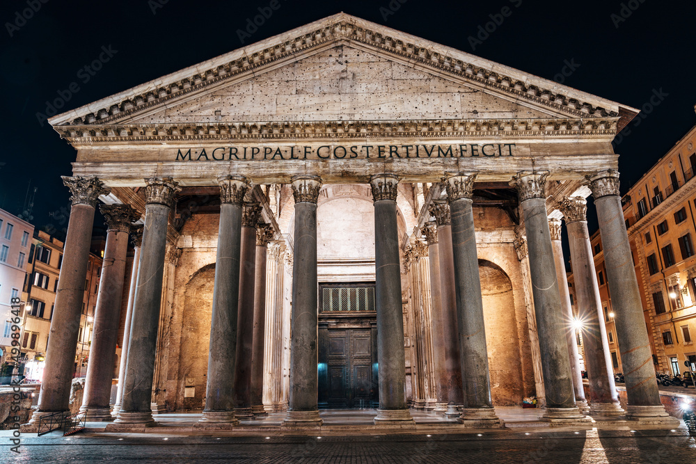Fototapeta premium Pantheon of Rome at night 