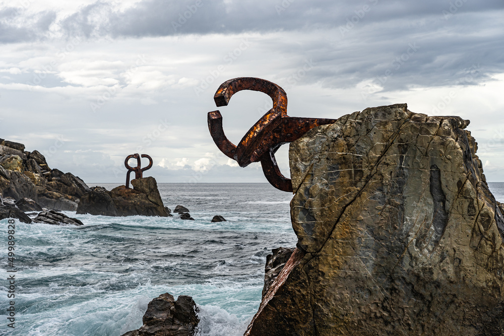 Fototapeta premium Rust sculpture on the coast of San Sebastián