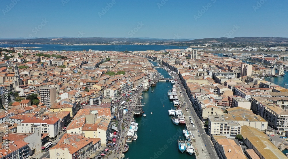 Survol du Port et du canal de Sète sur la Méditerranée dans le sud de la France