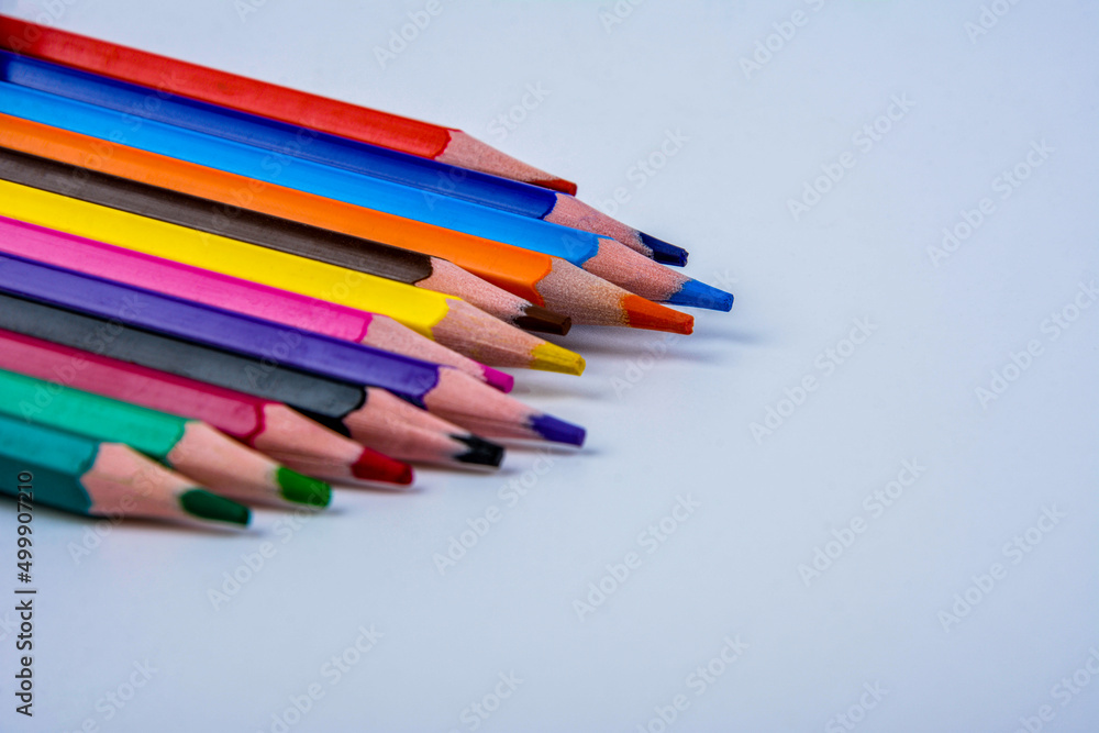 Naklejka premium colored pencils of rainbow colors .Many colored pencils.