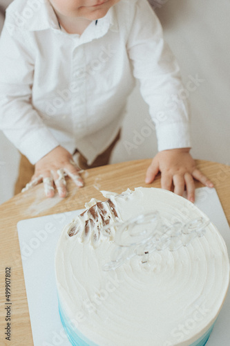 child trying his birthday cake