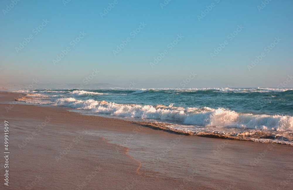 olas del mar en la orilla de la playa en la tarde