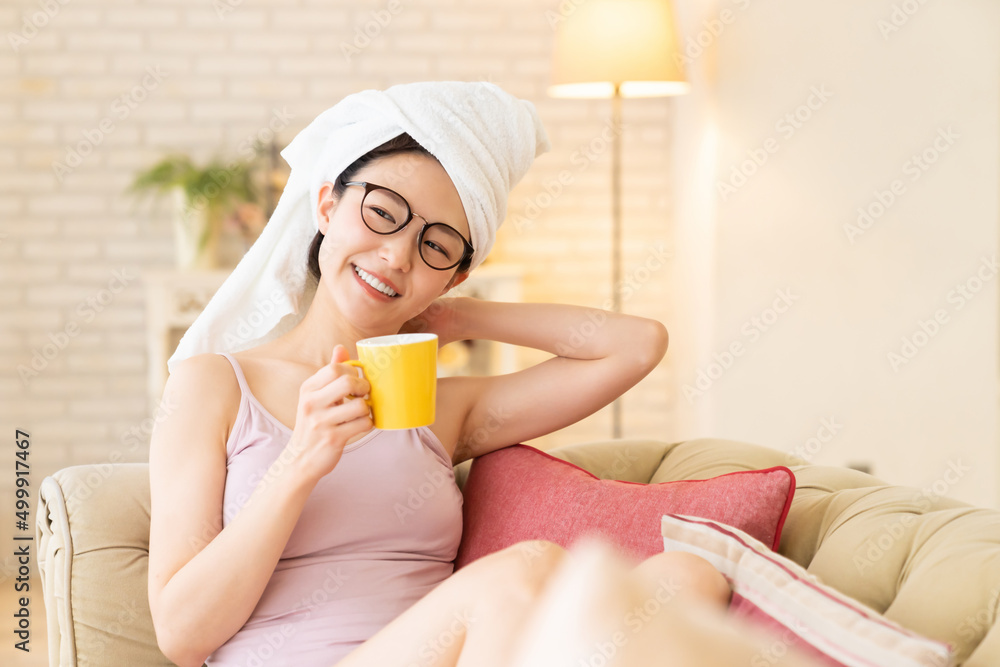 お風呂上がりの女性 飲み物 お風呂上がりの女性 飲み物