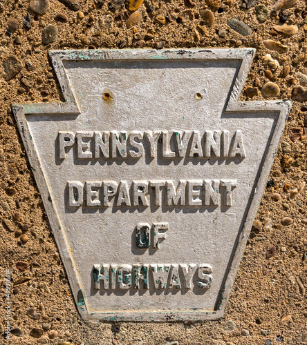 Tableau sur toile A metal sign in the shape of a keystone with Pennsylvania Department of Highways on it shown on a concrete wall