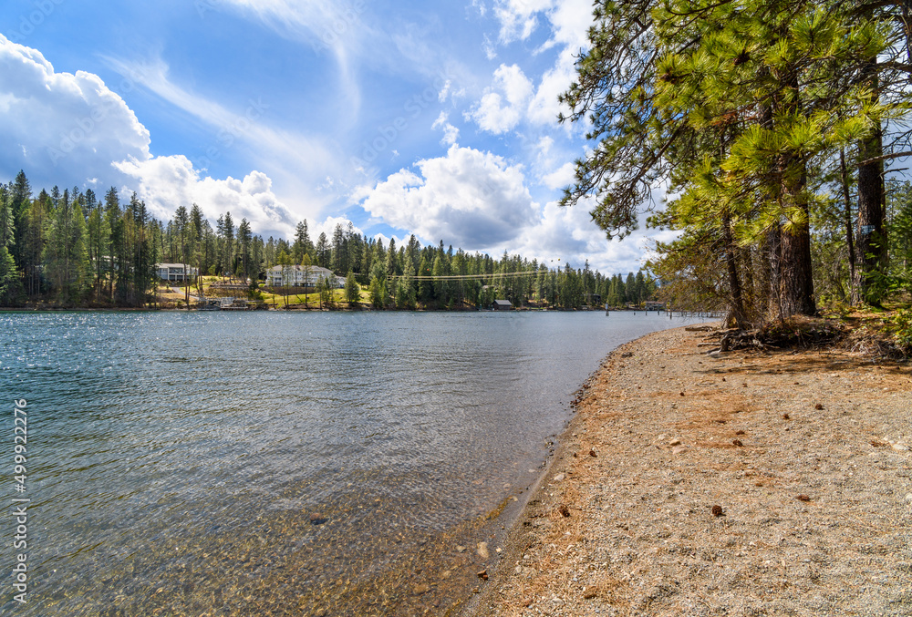 Foto de Waterfront luxury homes in the mountains of North Idaho along