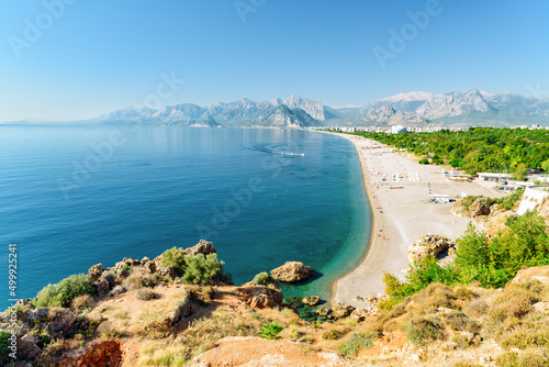 Fototapeta Naklejka Na Ścianę i Meble -  View of Konyaalti Beach and Park in Antalya, Turkey