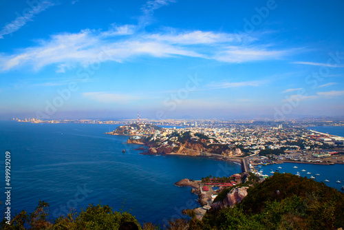 vista aérea de una ciudad junto al mar en un día soleado en el océano pacifico en Mazatlán Sinaloa 